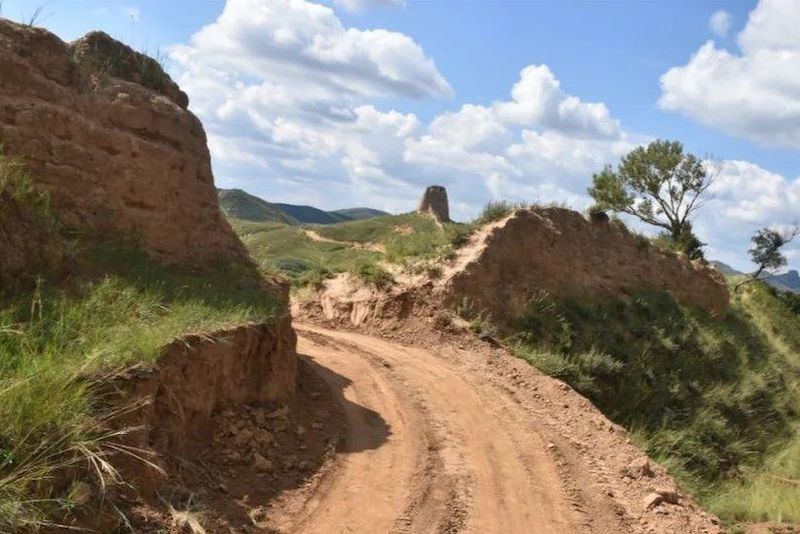 İki Kişi, İş Makinesinin Geçmesi için Çin Seddi’ni Yıktı