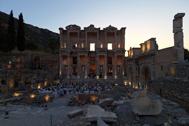 Efes’te “Özel Davet” Nedeniyle İnsanlar Kütüphaneye Alınmadı