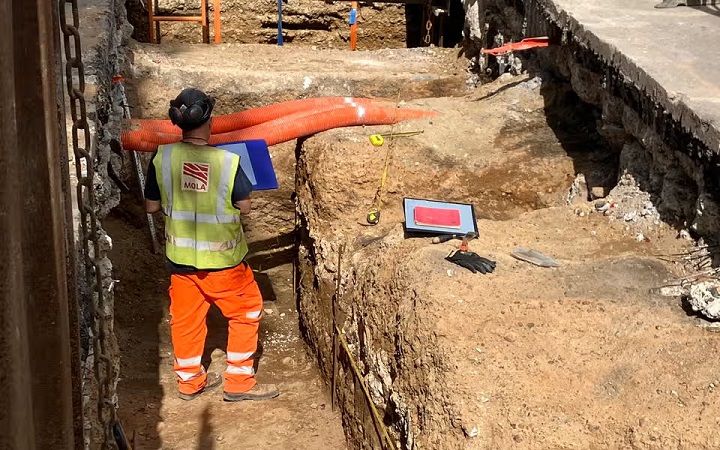 İngiltere'nin en önemli Roma yollarından birinin bir bölümü güneydoğu Londra'daki Old Kent Yolu'nun altında ortaya çıkarıldı