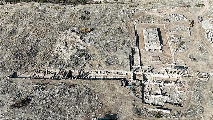 Blaundus antik kentinde bulunan Roma İmparatoru Hadrian'a adanmış yazıt