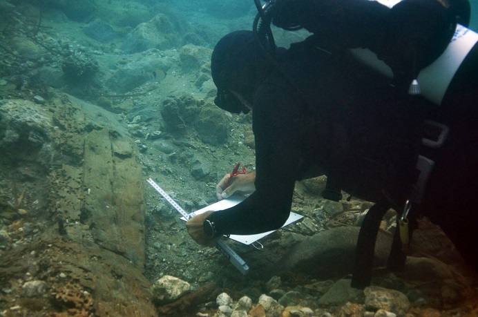 Dalgıçlar Sicilya Kıyılarında 2.500 Yıllık Gemi Batığı ve Çapalar Keşfetti