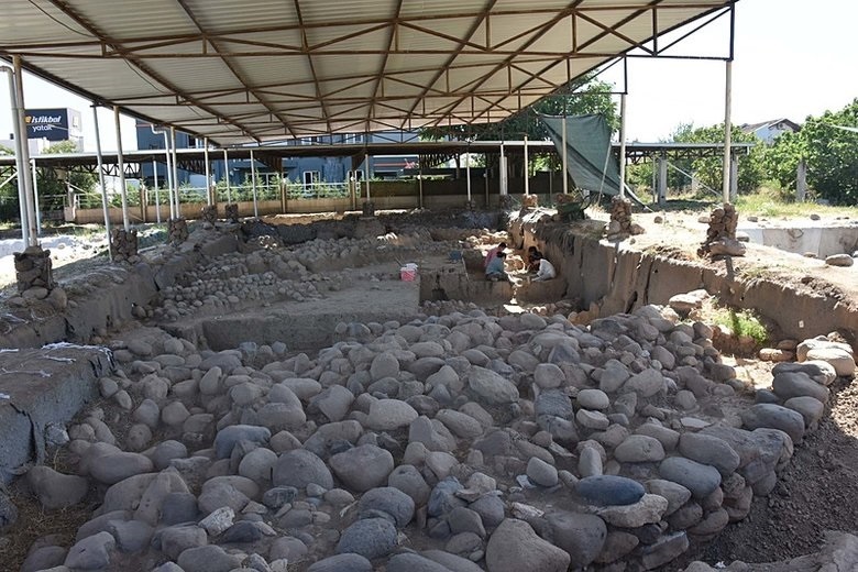 Yassıtepe Höyük’te midye kabuklarıyla dolu 5.000 yıllık depo yapısı bulundu