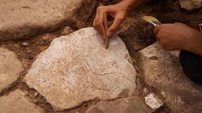 Karahantepe’de taban taşına oyulmuş koşan yaban eşeği figürü keşfedildi