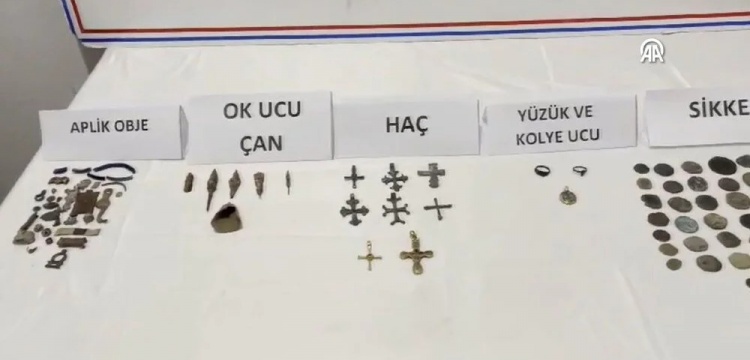 Yolcu otobüsünde çeçil peyniri arasında tarihi eser kaçırma girişimini jandarma önledi