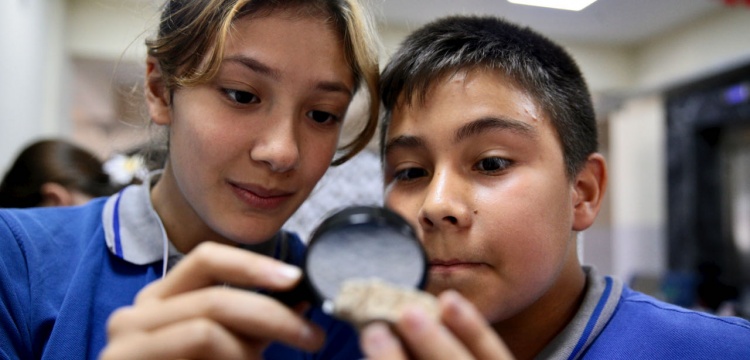 Fosillerin Fısıltısı projesi ile öğrencilerin doğa tarihine ilgisi artırdı