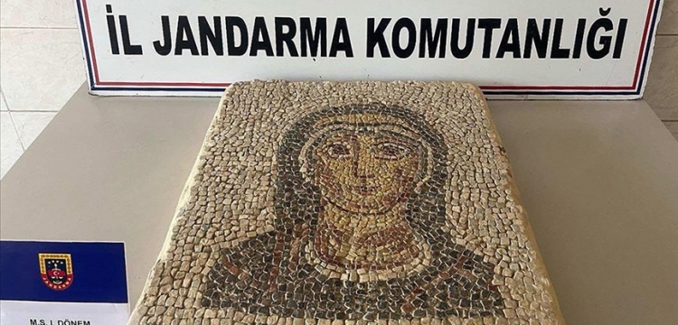 Manisa'da yaklaşık 1600 yıllık olduğu tahmin edilen Mozaik Meryem Ana panosu yakalandı