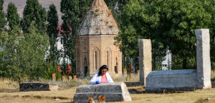 Selçuklu Mezarlığı'nda 6 sanduka ve bir şahide gün yüzüne çıkarıldı