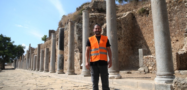 Syedra Antik Kenti'ndeki sütunlar 2 bin yıl sonra yeniden dikey pozisyana getirildi