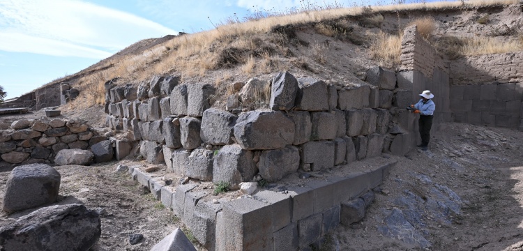 Ayanis Kalesi surlarının restorasyonu sürerken Urtatuların taş ustalığı takdir ediliyor