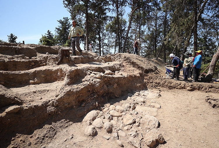 Arkeologlar, Yumuktepe Höyüğü’ndeki Hitit sur yapısı üzerinde çalışmaya devam ediyor