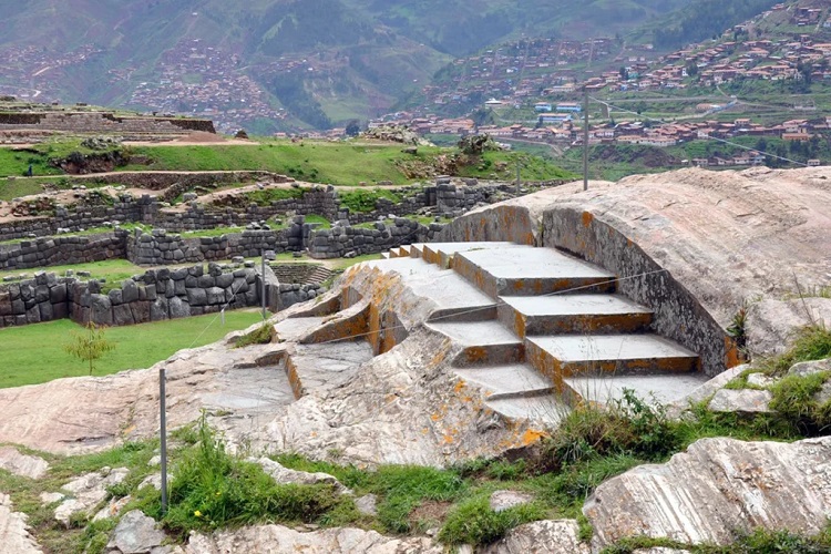 Sacsayhuaman'ın Gizemli Mimarisi: Büyük Taşların ve Gizemlerin Kutsal Kalesi