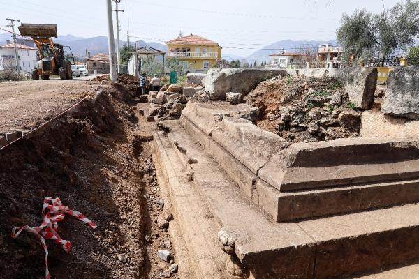 Antalya'da Yola Bitişik Arsada Roma Mezarlığı Bulundu