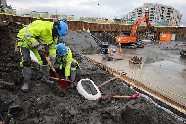 Oslo’nun Orta Çağ Limanında 14. Yüzyıla Ait Zırh Eldiveni Bulundu