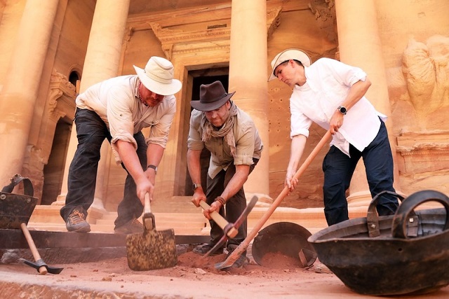 Petra’nın Ünlü Hazine Binasının Altında Gizli Bir Mezar Keşfedildi