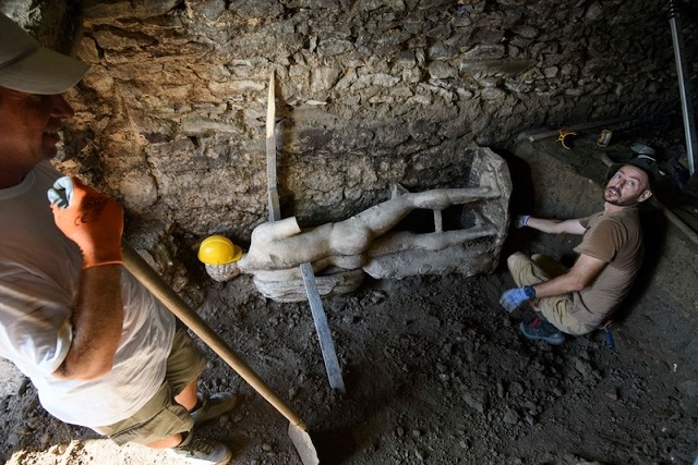 Antik Roma Kanalizasyonunda Mermer Tanrı Heykeli Bulundu