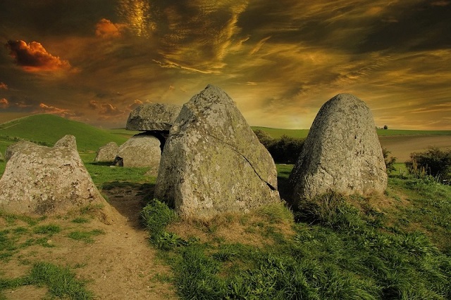 Ölüleri Neandertallerle Aynı Zaman ve Yerde Gömmeye Başladık