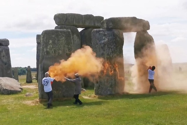 Protestocular Stonehenge’te Turuncu Toz Boya ile Eylem Yaptı